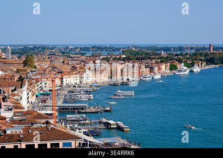 Vue en haut angle des bâtiments riverains, des toits et des quais sur la lagune vénitienne à Venise, Italie Banque D'Images
