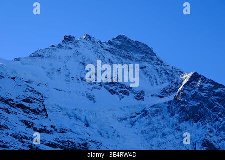 Gros plan téléobjectif du pic rocheux accidenté et des textures de neige du mont Eiger Banque D'Images