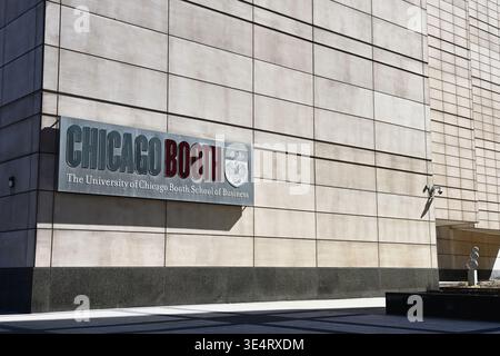 Chicago, Illinois, États-Unis. L'Université de Chicago Booth Schhool of Business' Gleacher Center situé le long de la rive nord de la rivière Chicago. Banque D'Images
