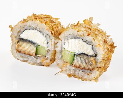 Gros plan de deux rouleaux de sushi uramaki japonais avec anguille, fromage à la crème et concombre, recouverts de flocons de bonite. Plan studio propre isolé sur un bac blanc Banque D'Images