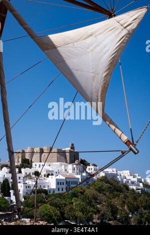 Le monastère de Saint Jean le théologien et le village de Chora vu à travers les voiles de moulin à vent à Patmos, Grèce Banque D'Images