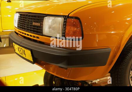Vue de face d'un Škoda 120 jaune avec une calandre noire portant le lettrage « ŠKODA », phares rectangulaires. Bulgarie, Varna 7 novembre 2025 Banque D'Images
