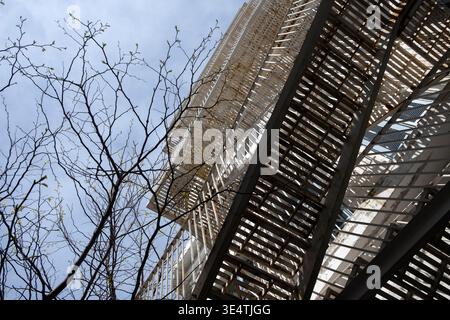 Vue en angle bas des escaliers d'évacuation d'incendie métalliques externes Banque D'Images