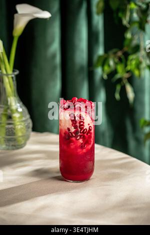 Cocktail de grenade avec de la glace et des graines fraîches Banque D'Images