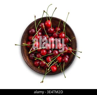 Cerises fraîches douces avec des feuilles vertes isolées Banque D'Images