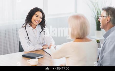 Mature couple shaking hands with leur infirmière Banque D'Images