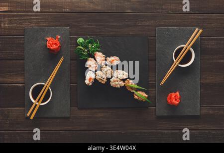 Ensemble de sushi Gunkan sur bois rustique, vue de dessus Banque D'Images