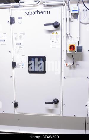 Vue détaillée d'une porte blanche d'armoire de commande dans un environnement industriel, système de ventilation, local technique, Calw, Allemagne Banque D'Images