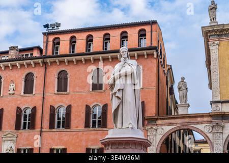 La statue de 1865 de Dante Alighieri par Ugo Zannoni dans le centre de Piazza dei Signori, Vérone. En arrière-plan, le Palazzo del Podestà et Scaliger Banque D'Images