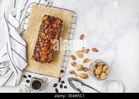 Nourriture, gâteau aux fruits anglais séché. Tarte de vacances maison avec noix, amandes, fruits secs et épices. Pâtisseries festives traditionnelles. Noël. Nouvel an. T Banque D'Images