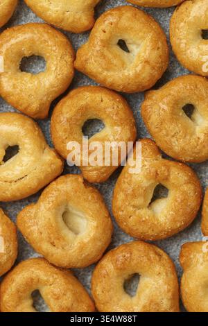 Nourriture, Tarallini-petits bagels italiens traditionnels. Taralli. Gros plan sur un délicieux encas. Fond culinaire. Mise au point sélective, vue de dessus Banque D'Images