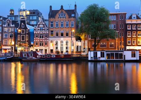 Les maisons hollandaises traditionnelles bordent la rivière Amstel à Amsterdam, aux pays-Bas Banque D'Images