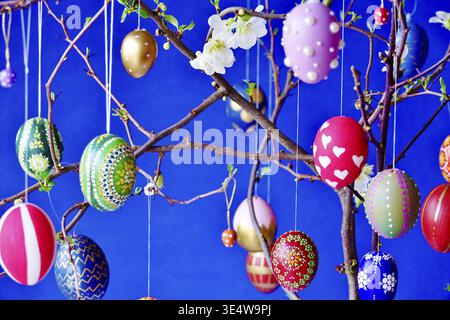 Pâques, bouquet de Pâques avec des œufs de Pâques colorés, branches avec des fleurs d'un coing ornemental, printemps, Allemagne Banque D'Images