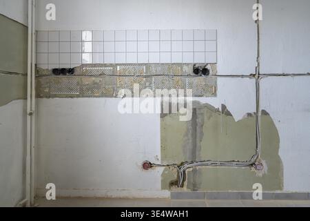 Appartement est en cours de rénovation, fentes pour câbles électriques, prises exposées non plâtrées, cuisine, ancien bâtiment, Rhénanie du Nord-Westphalie, Allemagne Banque D'Images