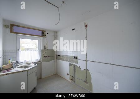 Appartement est en cours de rénovation, fentes pour câbles électriques, prises exposées non plâtrées, cuisine, ancien bâtiment, Rhénanie du Nord-Westphalie, Allemagne Banque D'Images