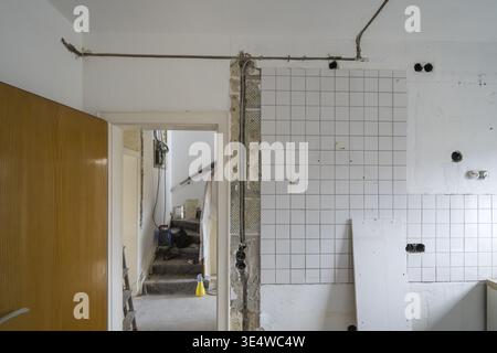 Appartement est en cours de rénovation, fentes pour câbles électriques, prises exposées non plâtrées, cuisine, ancien bâtiment, Rhénanie du Nord-Westphalie, Allemagne Banque D'Images