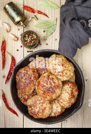 Nourriture, côtelettes de viande frites juteuses maison (bœuf, porc, poulet, dinde) avec épices et ail dans une poêle en fonte. Délicieux déjeuner ou dîner. Sélectif Banque D'Images