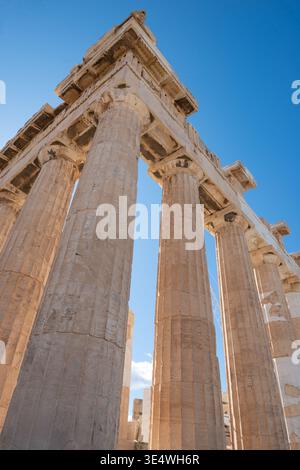 ATHÈNES, GRÈCE - 18 février 2026 : une perspective détaillée à angle bas du temple du Parthénon à l'Acropole, en se concentrant sur les colonnes doriques. Banque D'Images
