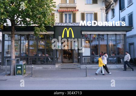 Interlaken, Suisse-Oct.1st 2025 : magasin McDonald's avec piétons en Suisse Banque D'Images