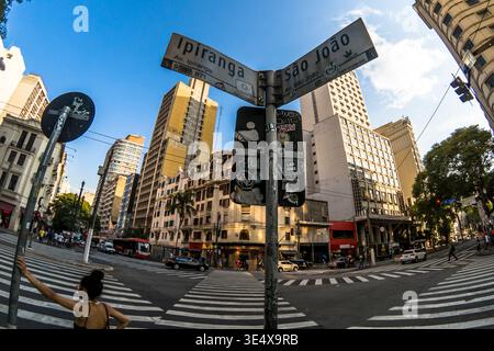 Sao Paulo, SP, Brésil, 29 octobre 2019. Vue urbaine de l'intersection des avenues Ipiranga et Sao Joao dans le centre-ville de Sao Paulo, ville. La scène highli Banque D'Images