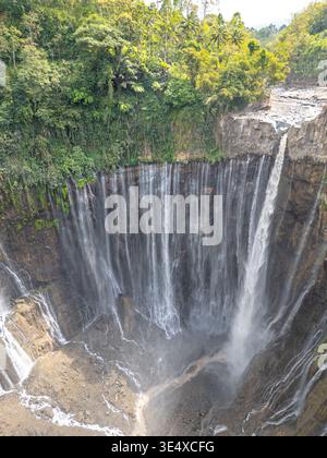 Vue d'en haut, vue aérienne imprenable sur les cascades de Tumpak Sewu également connues sous le nom de Coban Sewu à Java est, Lumajang, Indonésie. Banque D'Images