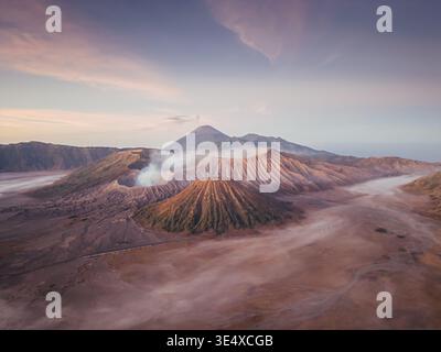 Volcan bromo (Gunung bromo) au lever du soleil dans le parc national bromo Tengger Semeru, Java oriental, Indonésie. Banque D'Images