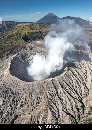 Volcan bromo en éruption pendant la journée ensoleillée d'été dans le parc national bromo Tengger Semeru, Java oriental, Indonésie. Banque D'Images