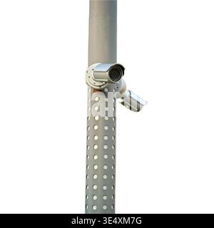 Caméra de sécurité montée sur un poteau de rue métallique. EQUIPEMENT de surveillance pour l'observation de zones publiques. SYSTEME de TELEVISION en circuit ferme contre fond blanc Banque D'Images