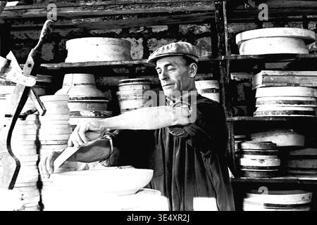 Slaviansk, Sloviansk, Slavyansk, Slovyansk, AIZ, usine d'armature-isolateur, usine, atelier, ouvrier féminin, femme, coulée, seau, argile liquide, coulage en barbotine, moules, établi, fabrication, production, années 1950, années 1960, ère soviétique, URSS, industrialisation, travail manuel, effort physique, artisanat, classe ouvrière, historique, archive, noir et blanc, vintage, rétro, industrie, industrie lourde, génie électrique, vie quotidienne, lieu de travail, emploi, profession, personnes réelles, Donbass authentique, paisible, vie d'avant-guerre, nostalgie, histoire, céramiques, matériaux, traditionnels Banque D'Images
