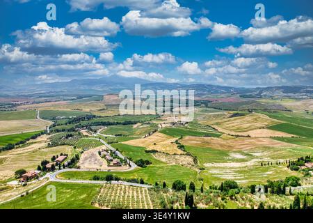 Vue aérienne panoramique HDR des collines et des routes sinueuses du Val d'Orcia de Pienza avec Monte Amiata en arrière-plan, Toscane, Italie. Banque D'Images