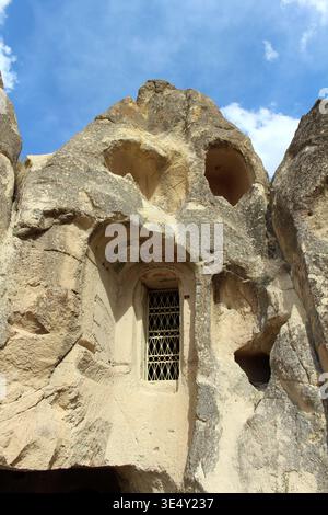 Façade byzantine monastère grotte août 2024 entrée historique fermée et art religieux Cappadoce Turquie Banque D'Images