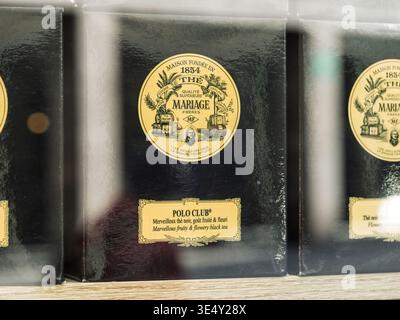 Munich, Allemagne - 17 février 2026 : gros plan des boîtes à thé noires mariage Freres Polo Club de luxe exposées sur une étagère, avec d'élégantes étiquettes or et gl Banque D'Images