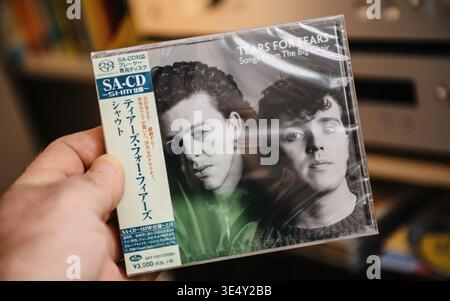 Paris, France - 09 mars 2026 : gros plan de l'album japonais Hand Holding SHM SACD Songs from the Big chair par Tears for Fears devant une chaîne hi-fi hi-fi Banque D'Images