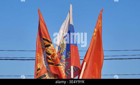Patriotisme russe célébrant le jour de la victoire avec des drapeaux soviétiques et nationaux Banque D'Images