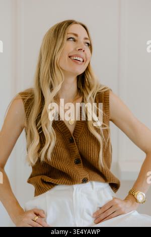 Femme souriante dans la quarantaine portant une tenue moderne Banque D'Images