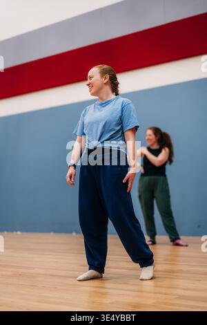 Jeunes femmes s'amusant à danser en studio Banque D'Images