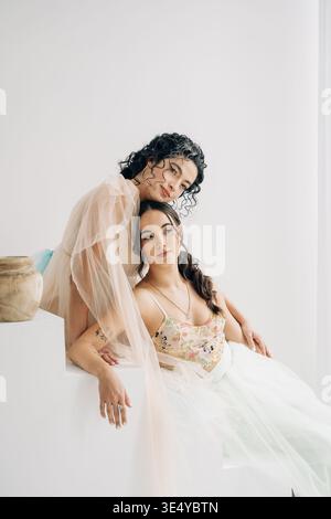 Deux jeunes femmes posant dans un élégant portrait de studio de mode Banque D'Images