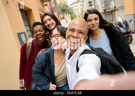 Diverses femmes amies prenant selfie s'amuser à l'extérieur Banque D'Images