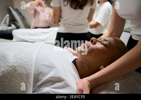 Femme recevant un massage des épaules pour le bien-être et la relaxation Banque D'Images