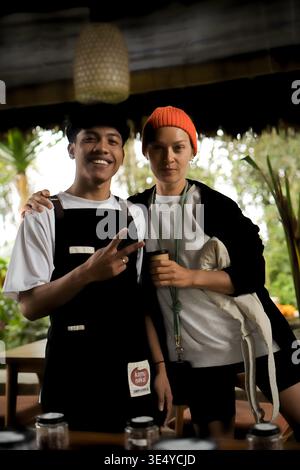 Barista asiatique et touriste femme posant ensemble au Tropical Cafe Banque D'Images