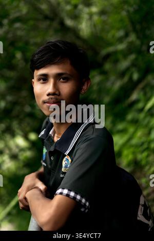 Jeune homme asiatique Portrait dans la forêt tropicale Bali Indonésie Banque D'Images