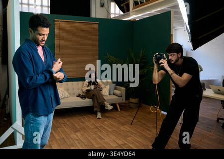 Personnes travaillant dans une équipe de production de studio commercial Banque D'Images