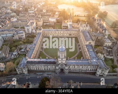 Vue aérienne de la lumière dorée du soleil embrassant les anciennes pierres du Christ Church College et son quadrilatère immaculé, Oxford, Angleterre, Royaume-Uni. Banque D'Images