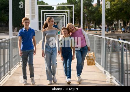 Famille appréciant marcher ensemble par une journée ensoleillée Banque D'Images