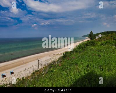 Ostseestrand von Rerik : Blick von der Steilküste auf den weiten Sandstrand mit Strandkörben unter einem sommerlichen Wolkenhimmel Banque D'Images