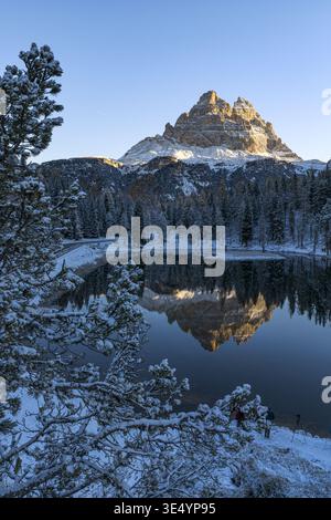 Vue aérienne de la majestueuse Tre Cime di Lavaredo reflétant dans les eaux tranquilles, lac Antorno, Misurina, Vénétie, Italie. Banque D'Images