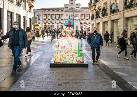 Madrid, Espagne - 30 novembre 2021 : sculpture de Menina de la 'Meninas Madrid Gallery' 2021 à la Puerta del sol, Madrid Banque D'Images