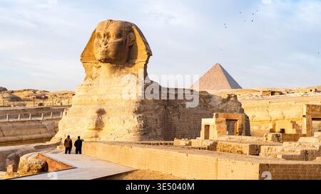 Gros plan du Grand Sphinx de Gizeh, avec la pyramide de Menkaure en arrière-plan Banque D'Images
