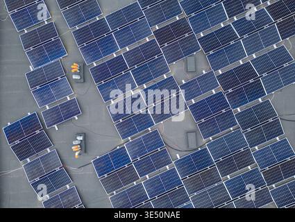 Vue de dessus des panneaux solaires sur un toit plat, système d'énergie renouvelable, prise de vue aérienne Banque D'Images