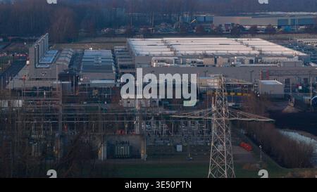 Vue aérienne du Datacenter Winschoten avec une grande installation industrielle et une sous-station électrique avec lignes électriques Winschoten, Groningen, Nethe Banque D'Images